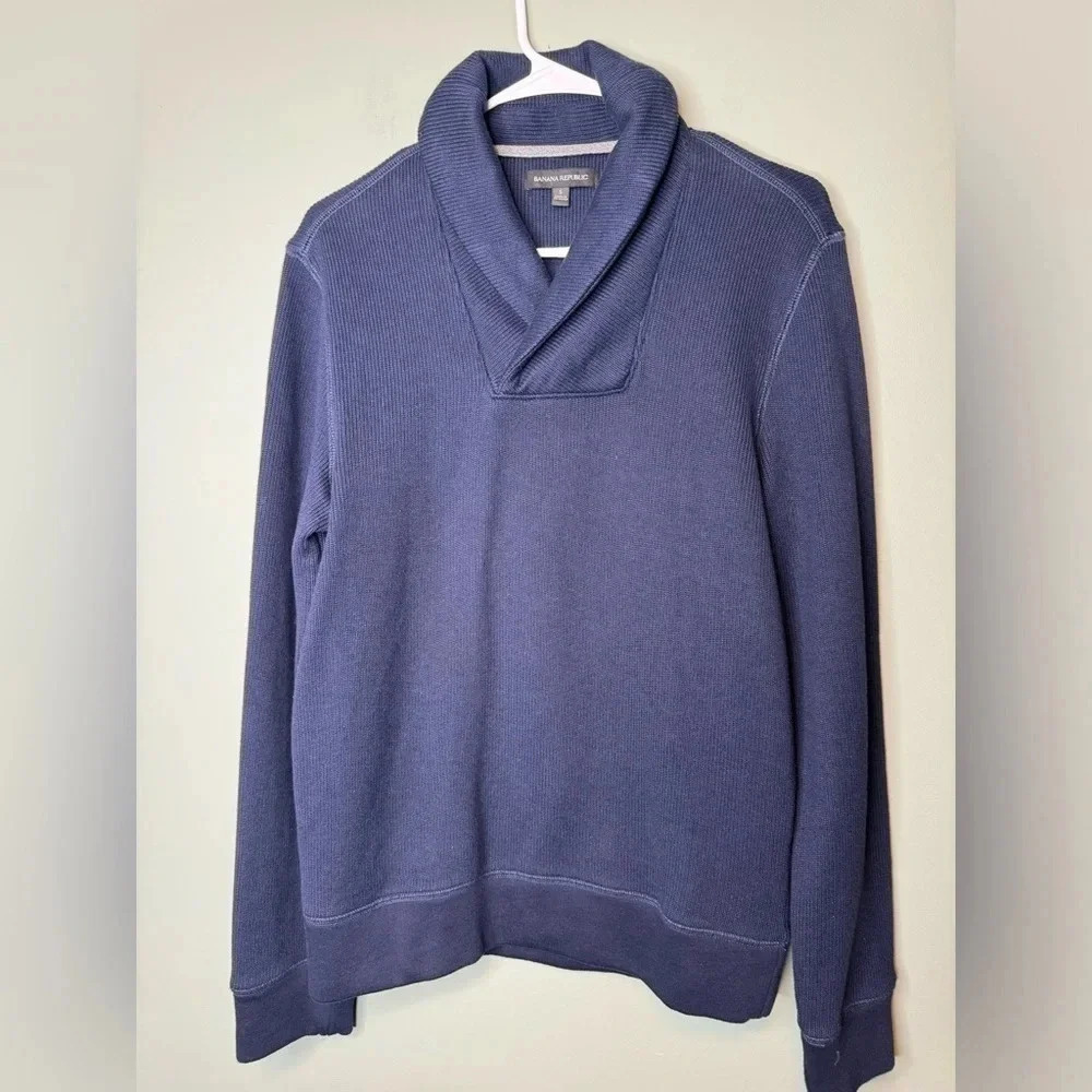 Banana Republic Men’s Small Navy Blue Sweater‎